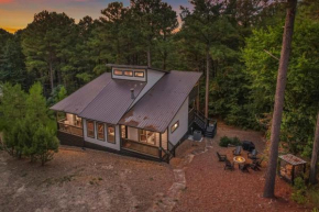 New Modern Cabin w Hot Tub Pool Table & Firepit